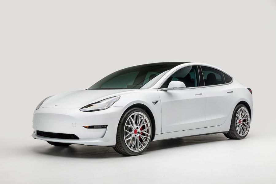  Tesla Model 3 by Vorsteiner 2018 года  (фото 1 из 9)